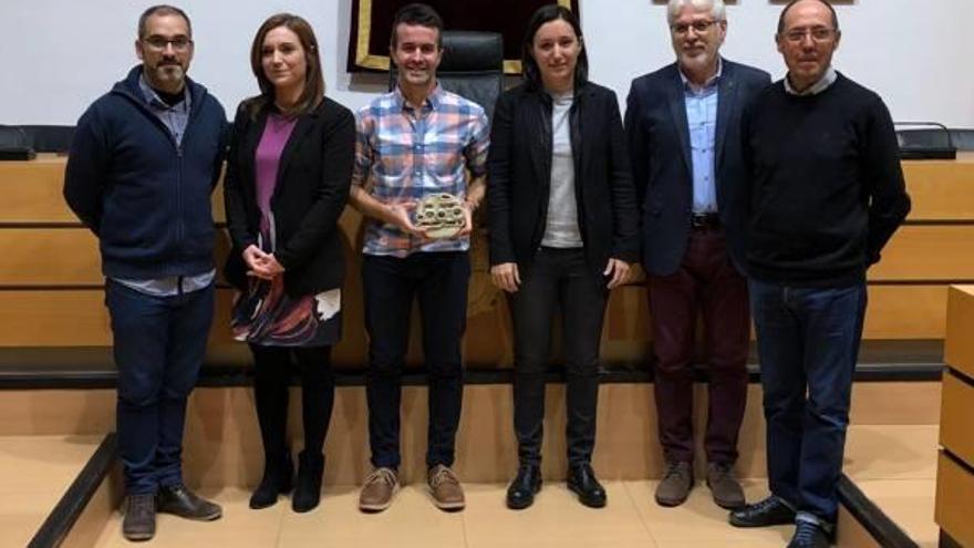 David Pous recogió el galardón de manos de la alcaldesa.