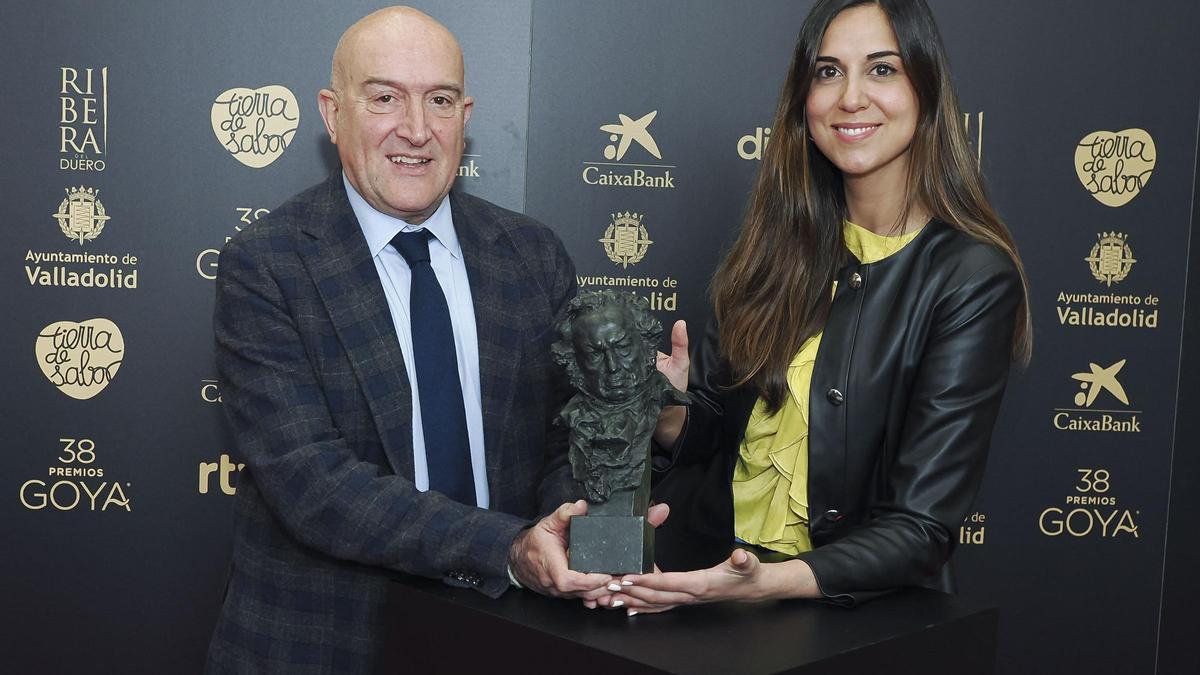 El alcalde de Valladolid, Jesús Julio Carnero, y la concejala de Turismo Blanca Jiménez, posan con uno los &#039;cabezones&#039; de los premios Goya.