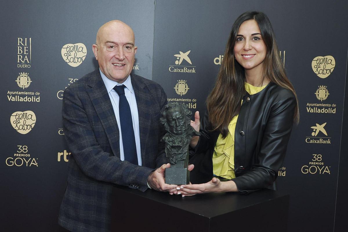 El alcalde de Valladolid, Jesús Julio Carnero, y la concejala de Turismo Blanca Jiménez, posan con uno lo s p'cabezones' de los premios Goya.