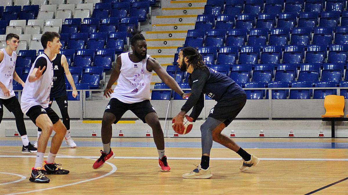 Los jugadores del Palmer Palma, en el entrenamiento de ayer en el Palau de Son Moix.