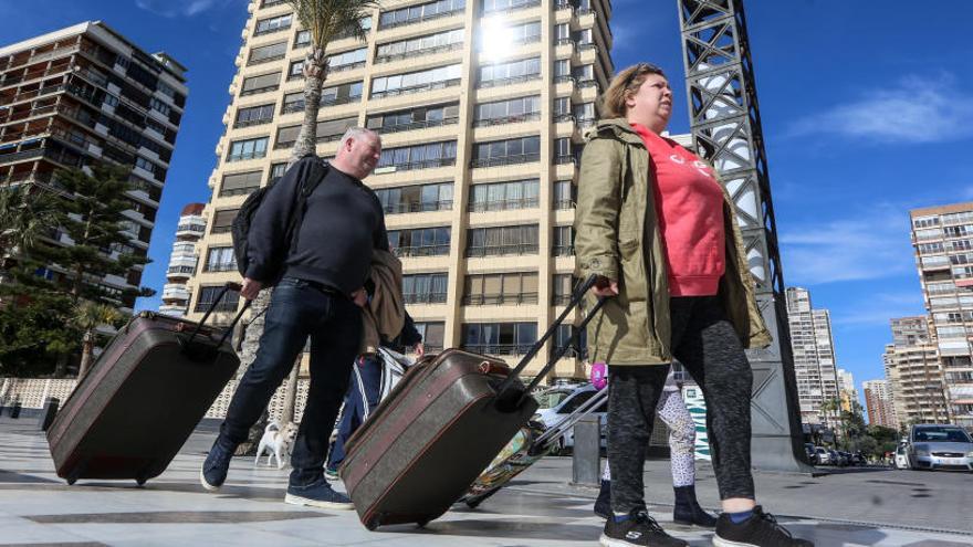 Varios turistas llegan con maletas a Benidorm