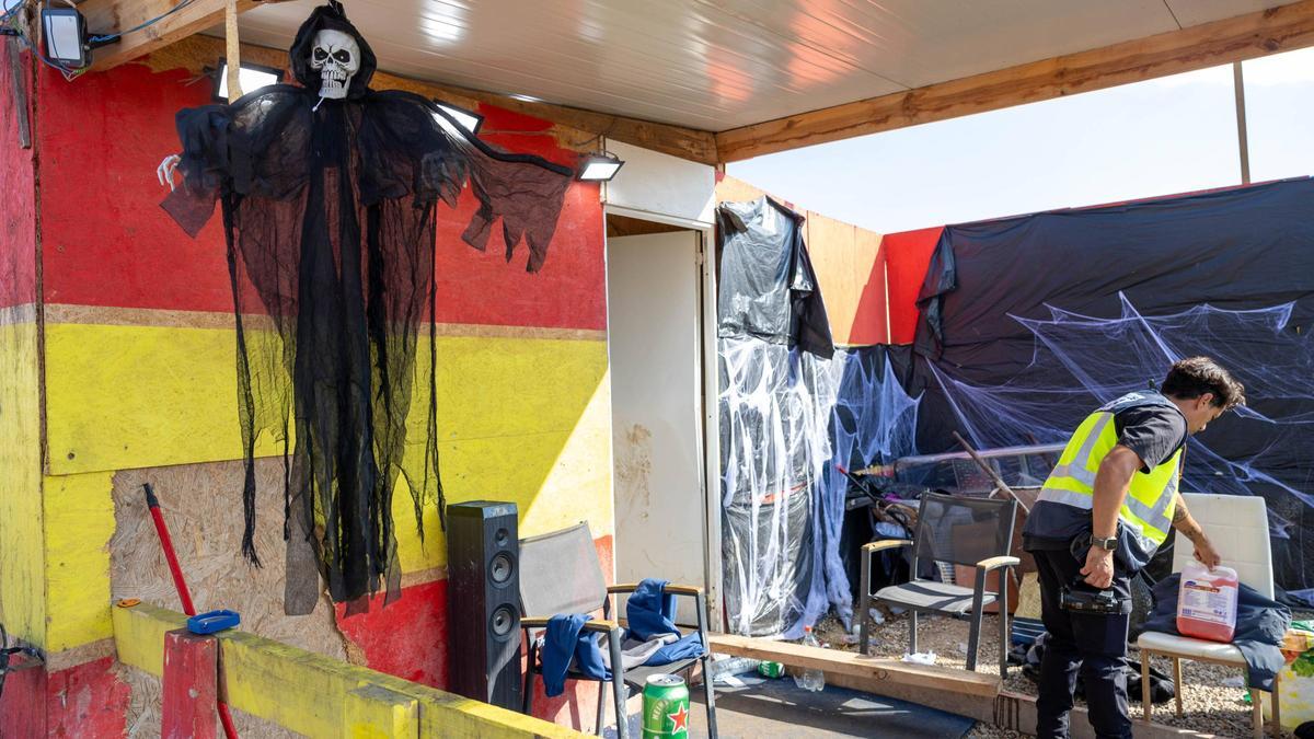 Decoración de Halloween en una caseta destinada a punto de venta de droga.