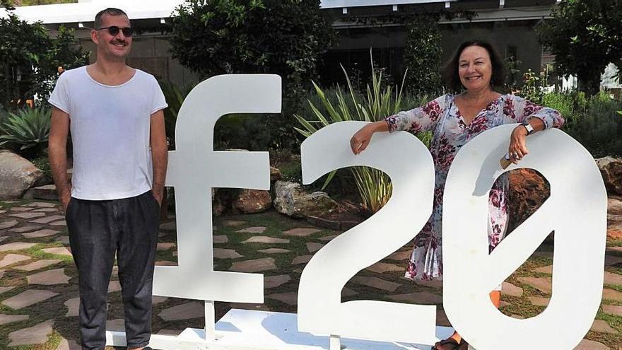 Bruno Sellés, junto al logo de Formentera 2.0 y la organizadora, Rosa Castells.