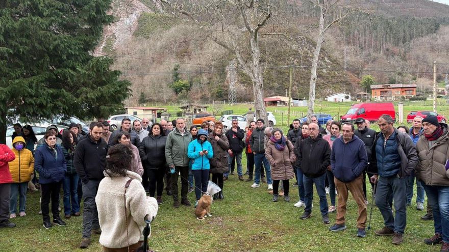 Los vecinos de Parres, ayer, durante la reunión. | R. J. Q.