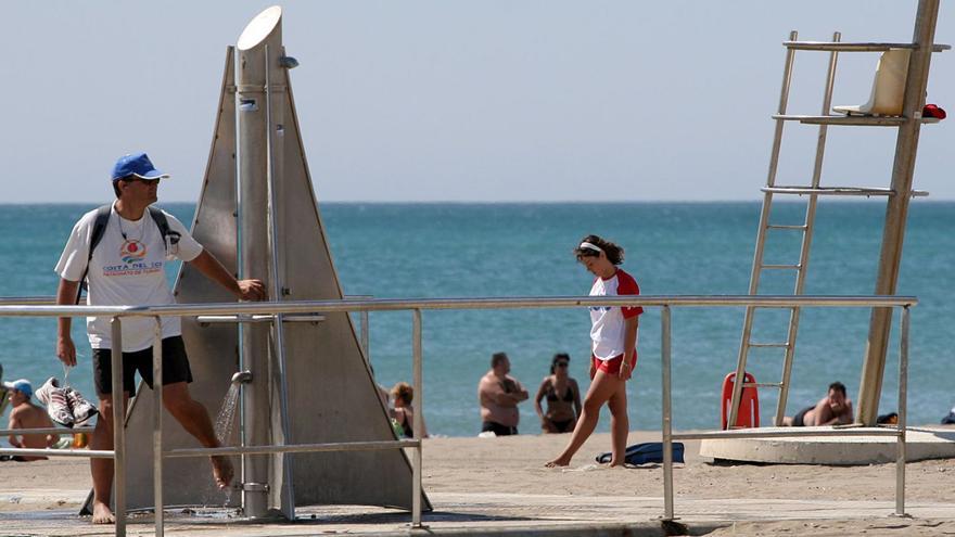 Un mínimo de siete municipios reabrirá este verano las duchas situadas en playas adaptadas