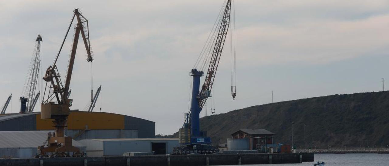 Buques en el puerto de Avilés