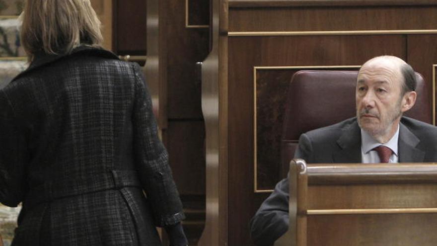 Carme Chacón pasa por delante del secretario general del PSOE, Alfredo Pérez Rubalcaba, a su llegada a la Cámara Baja.