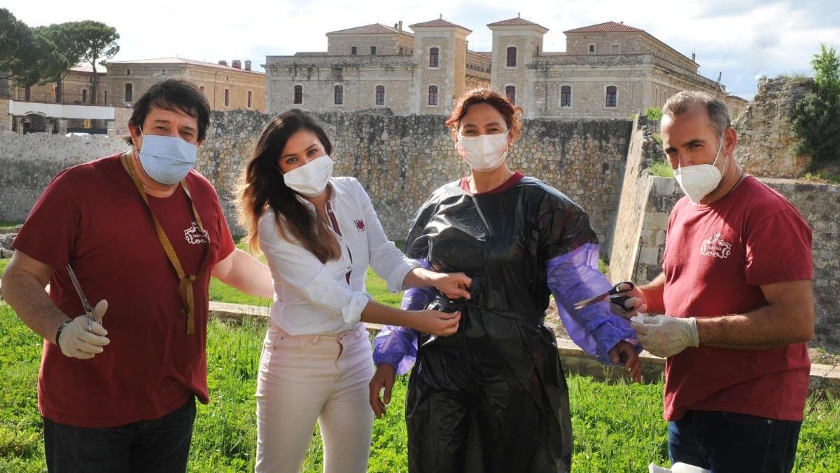 Una representació del voluntariat, mostrant les bates.