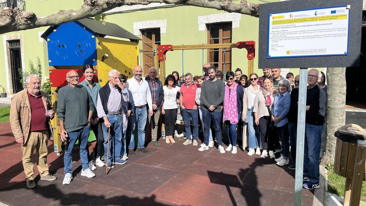 El alcalde, Paulo García, y el concejal de Sanidad, Santiago Traviesa, visitan el parque de la localidad de Collera junto a varios vecinos.