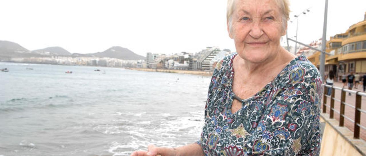 Josefina Betancor asomada a la playa a la altura de Punta Brava, frente a su casa.