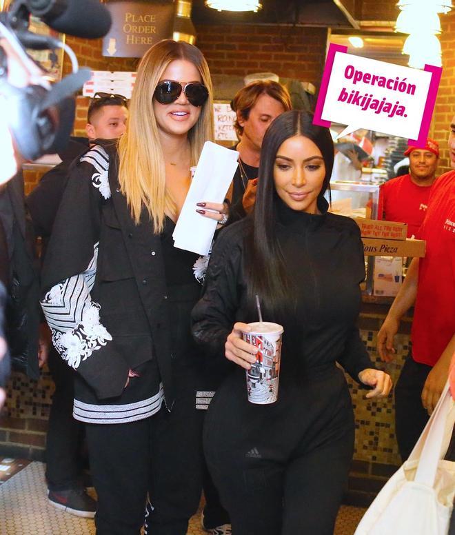 Kim Kardashian y Khloé Kardashian comprando pizzas