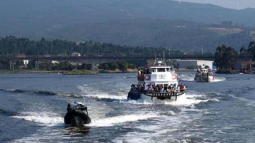 Embarcaciones que han participado en la última Ruta Marítima Xaoobea de la Ria de Arousa. // Iñaki Abella