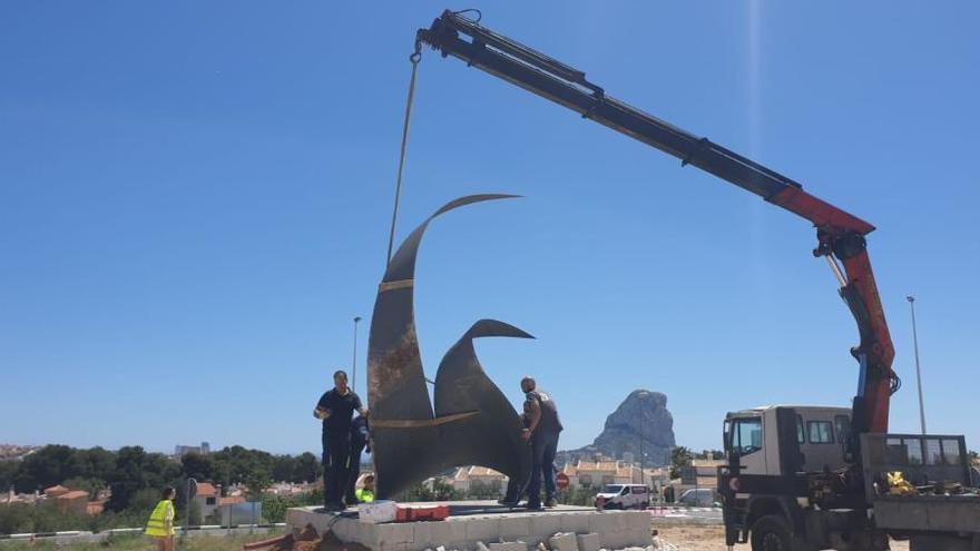 La gran escultura de Alfaro &#039;Cosmos 62&#039; ya está en Calp