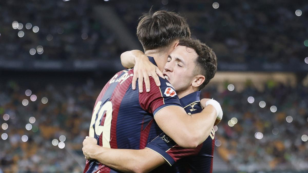 El jugador del Levante UD Carlos Espí celebra el gol ante el Real Betis con sus compañeros.