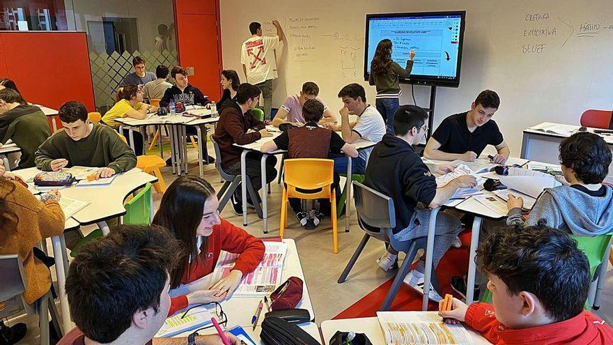 Alumnos de un centro educativo de Gijón en un aula antes del estado de alarma.