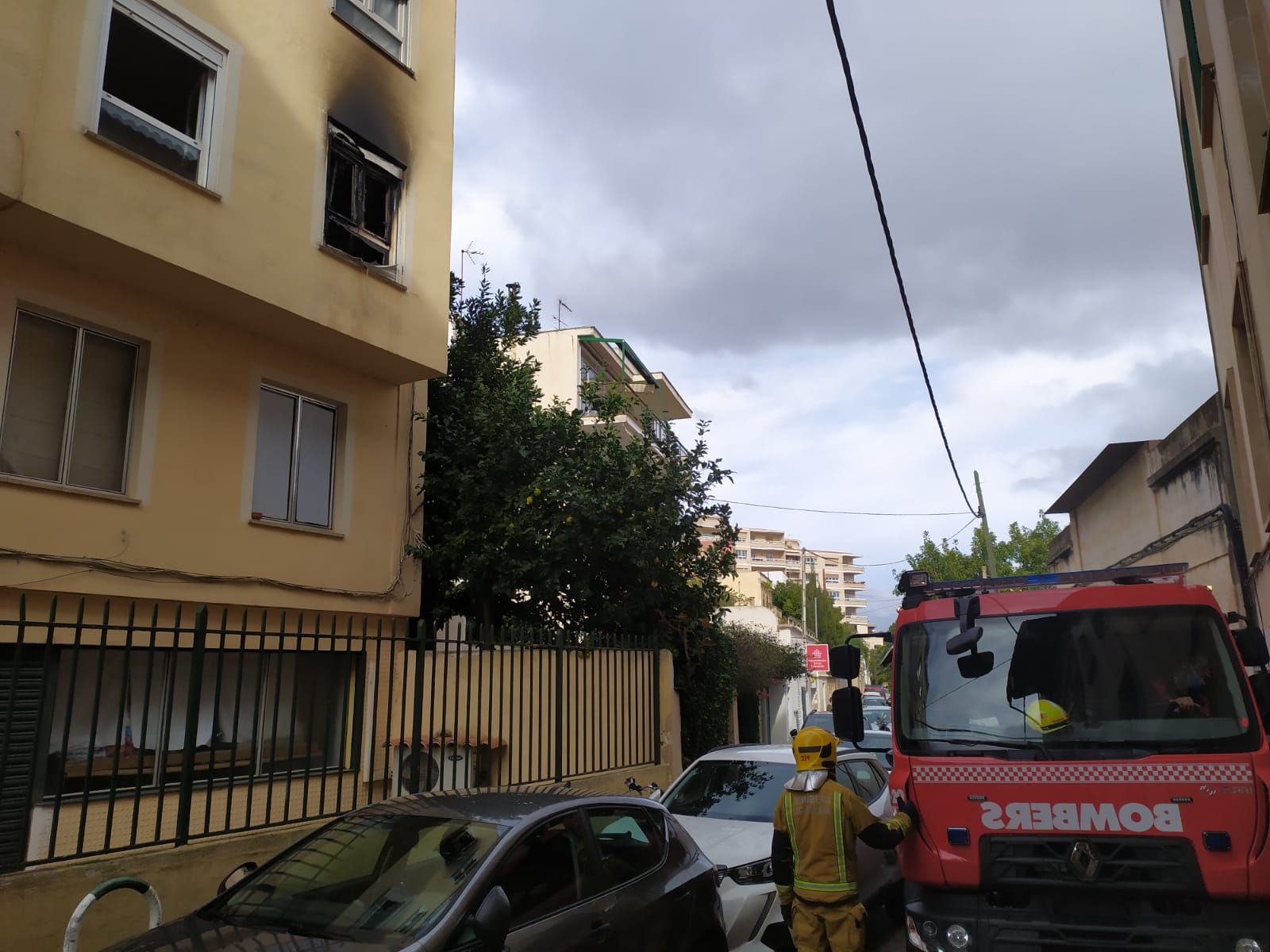 Quince desalojados por un incendio en un piso de El Terreno