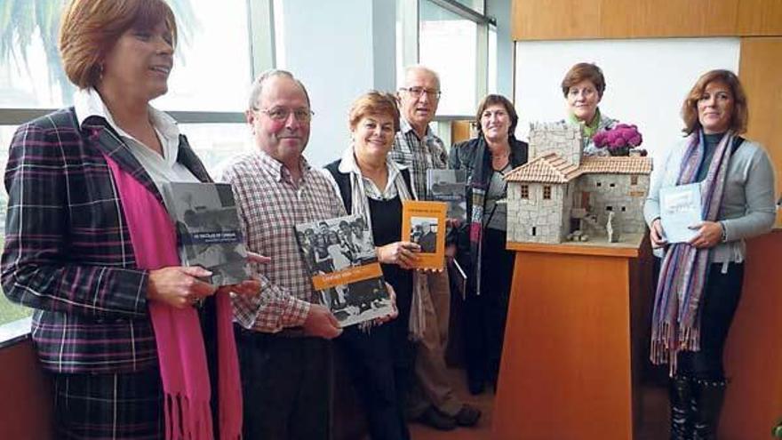 Directivos de A Cepa, con responsables municipais, onte na presentación dos libros.  // Gonzalo Núñez