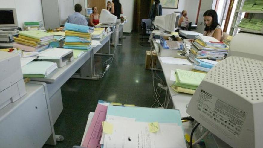 Oficina del Juzgado de lo Penal de Zamora, que acumula expedientes en mesas y sillas.