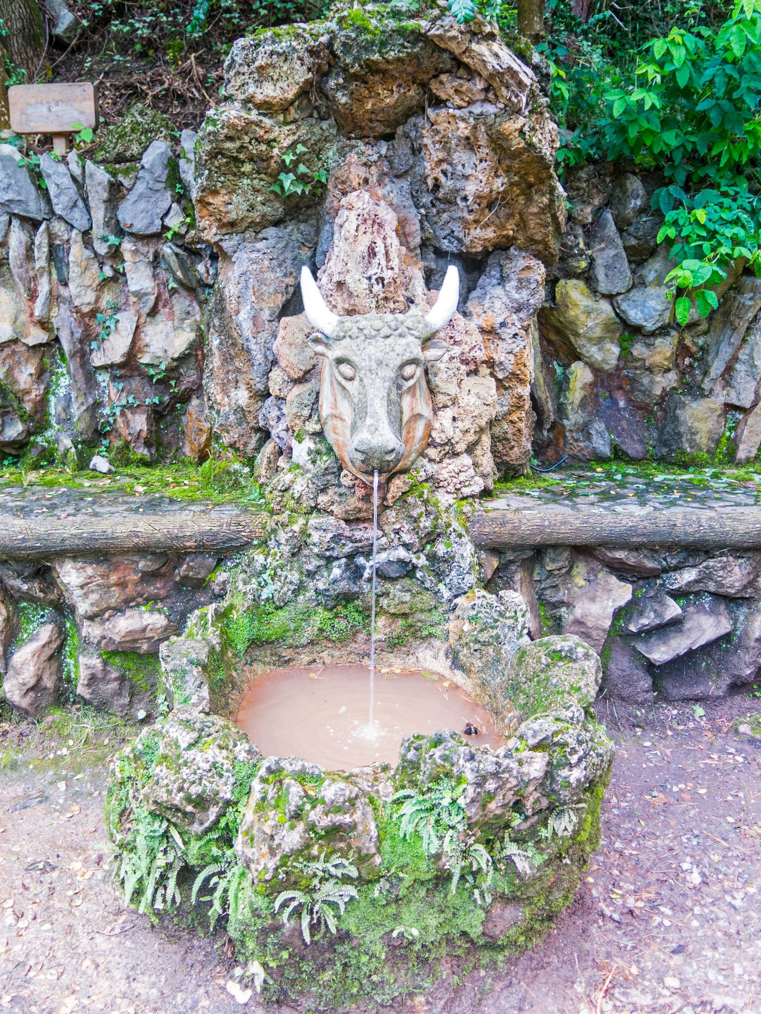 Cascadas, fuentes y puentes completan este jardín modernista de Gaudí.