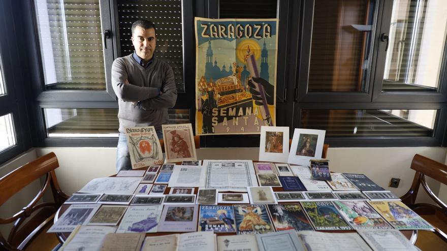 Javier Velázquez posa junto a varios materiales de su colección. 2. La foto más antigua de la Semana Santa de Zaragoza, en blanco y negro, tomada en 1870. 3. Figuras de la colección personal de Velázquez. 4. Una medalla de la Sangre de Cristo y un escudo bordado de la Sección de la Cama de principios del siglo XX