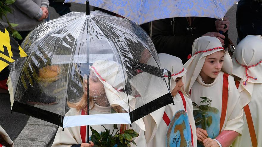 Procesiones y paraguas, unidos en Semana Santa en Galicia // C. Pardellas