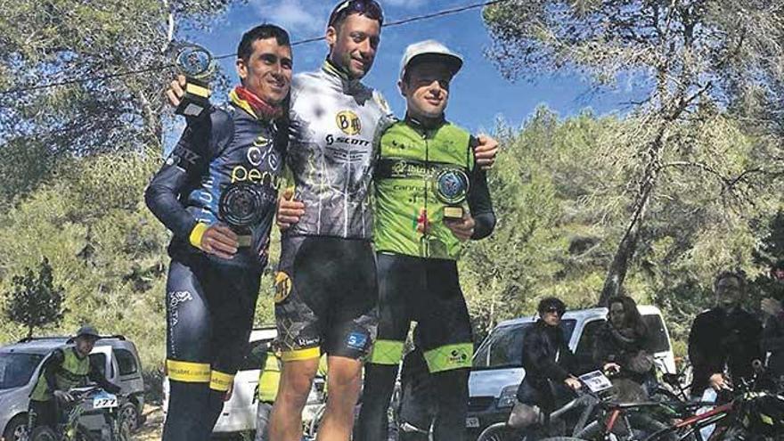 Podio de la prueba de Sant Josep del Open Balear de BTT, con Mogollón, Morcillo y Dani Costa.