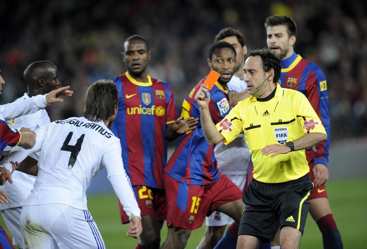 Iturralde González expulsa a Ramos en el clásico del 5-0 (2010) por una patada a Messi.