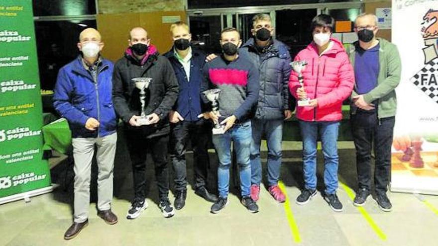 Los campeones del club de ajedrez Andreu Paterna con sus trofeos. | C.A.P.
