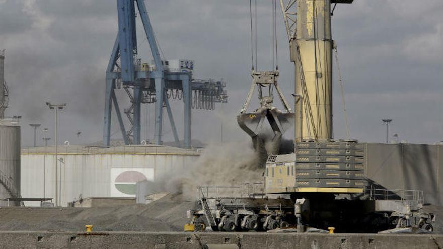 Una imagen de los trabajos en el puerto de Alicante
