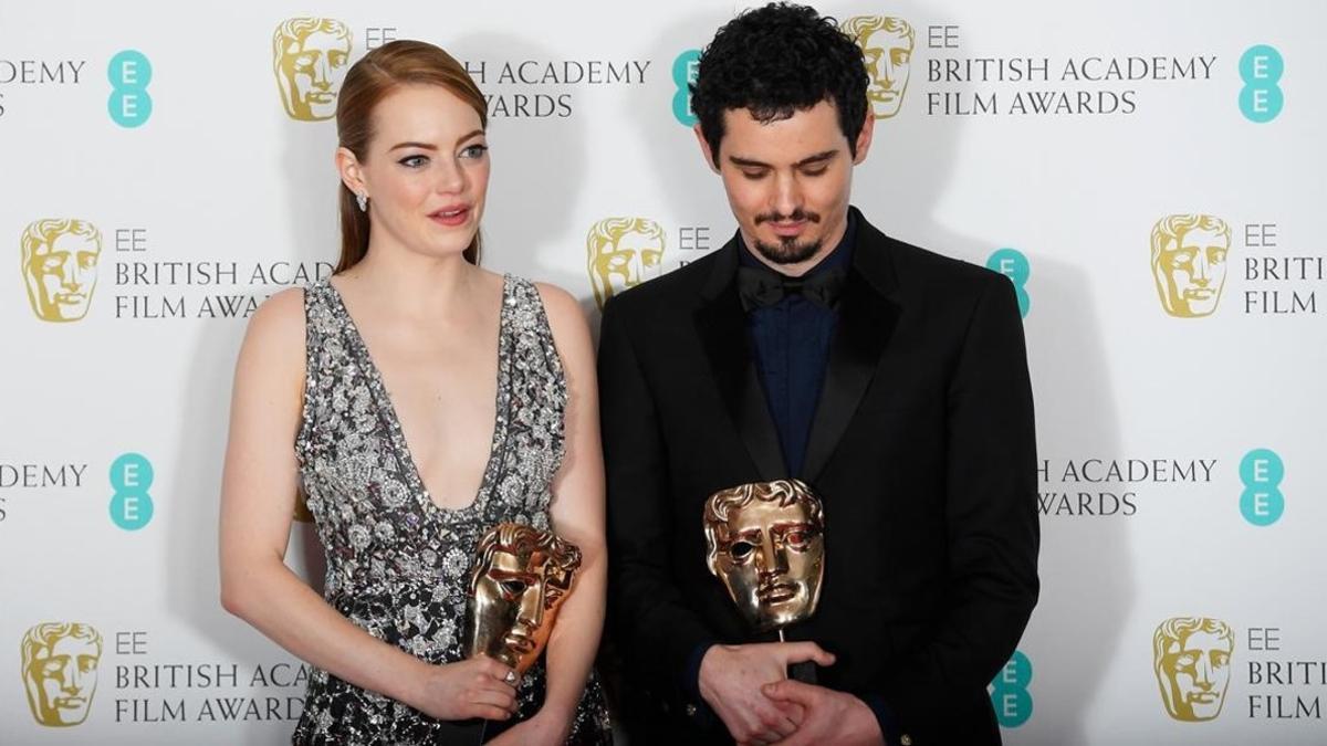 Emma Stone y Damien Chazelle, con sus premios Bafta por 'La La Land'