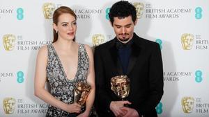 Emma Stone y Damien Chazelle, con sus premios Bafta por ’La La Land’