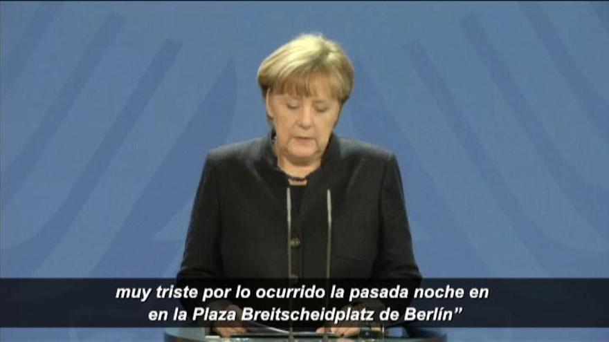 Merkel confirma que el atropello en el mercado navideño de Berlín es un "ataque terrorista"