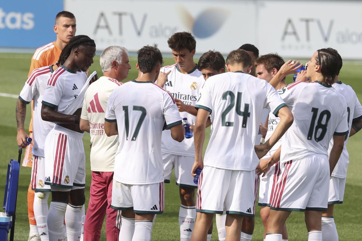 Fotografía del pasado 28 de julio, en la que puede verse al entrenador del Real Madrid, José Mourinho (2i), junto a sus jugadores.