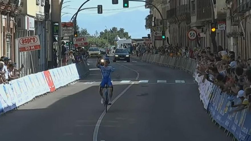 Yates, entrando vencedor en la meta de Guijuelo