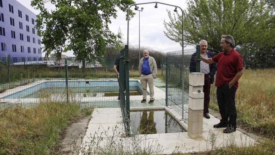 Francisco Guarido visita las instalaciones de la piscina del Tránsito en el barrio de Los Bloques.