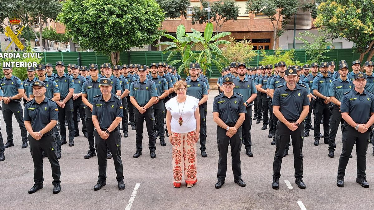 La subdelegada del Gobierno en Castellón, Antonia García Valls, da la bienvenida a los guardias alumnos.