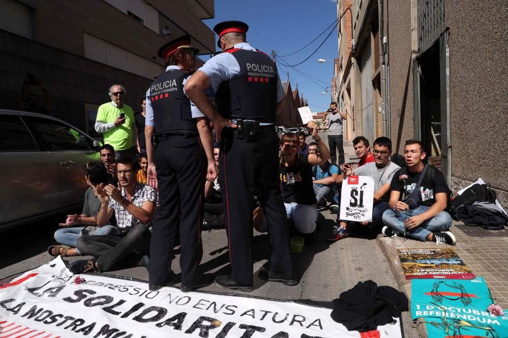 Resistència pacífica davant d'Unipost a Terrassa