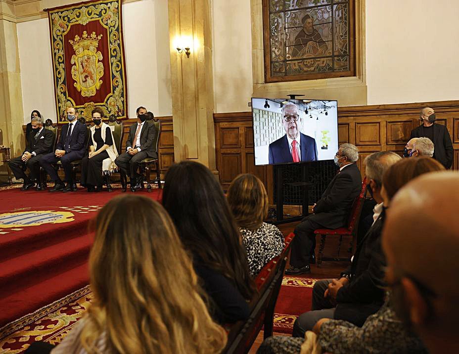 La intervención por vídeo del empresario astur-mexicano Carlos Casanueva, ayer, en plena ceremonia en el Paraninfo. | Miki López