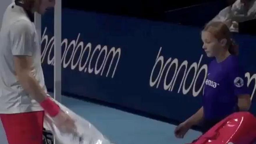 Stefanos Tsitsipas, el 15º del mundo, realizó un feo gesto a una recogepelotas