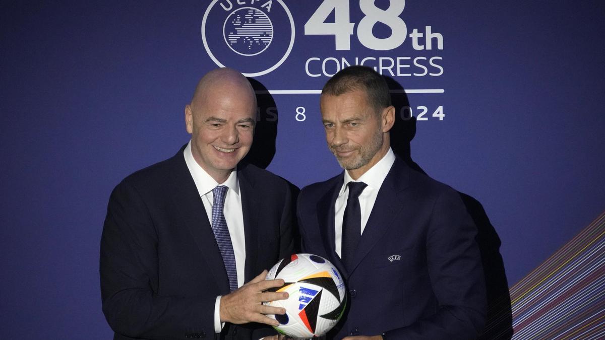 Gianni Infantino, presidente de la FIFA, junto a Alekasandr Ceferin, presidente de la UEFA.