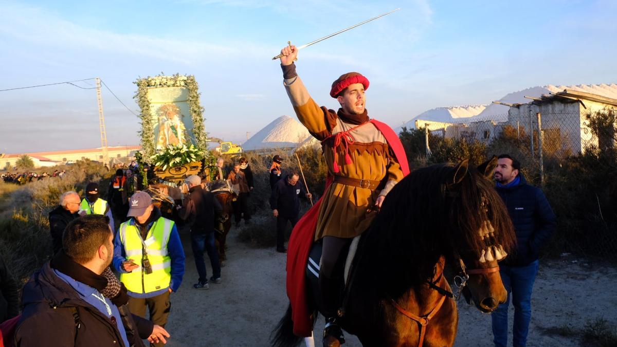 Cantó y la patrona de Elche, atravesando las montañas de sal de Santa Pola