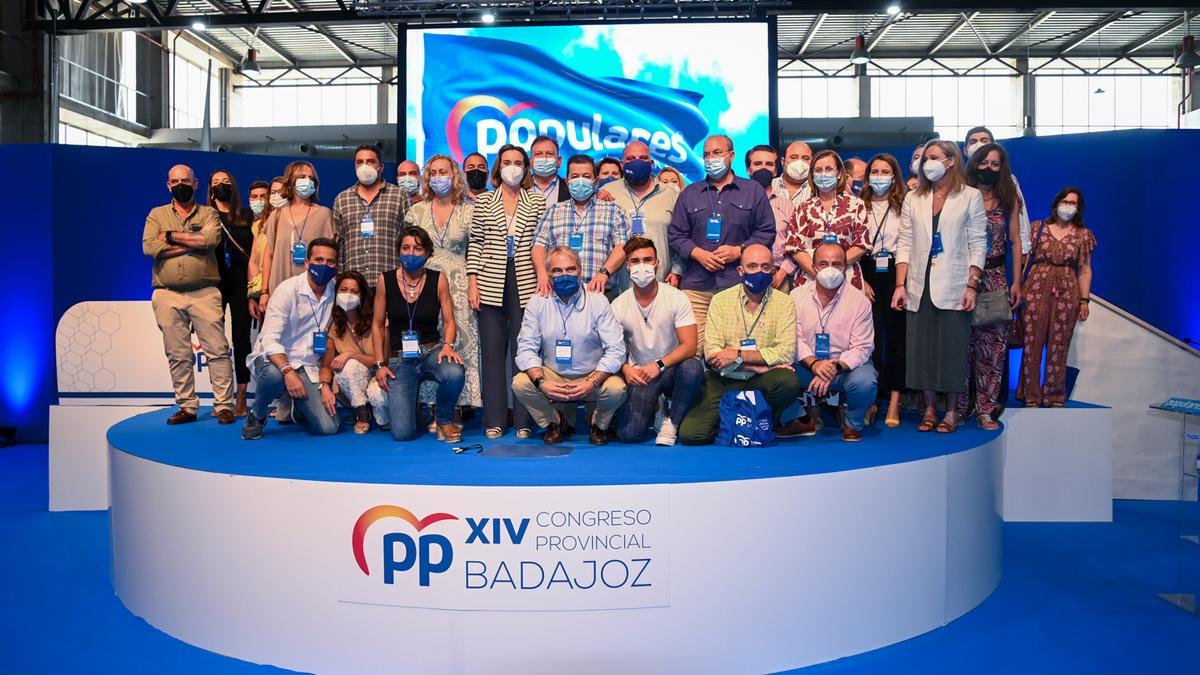 Foto de familia del nuevo presidente, su equipo y responsables del PP al finalizar el congreso