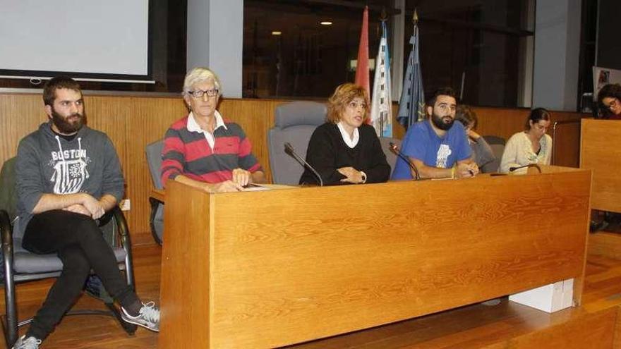 Asamblea del Concello de Cangas sobre contratos y recibos del agua. // Santos Álvarez