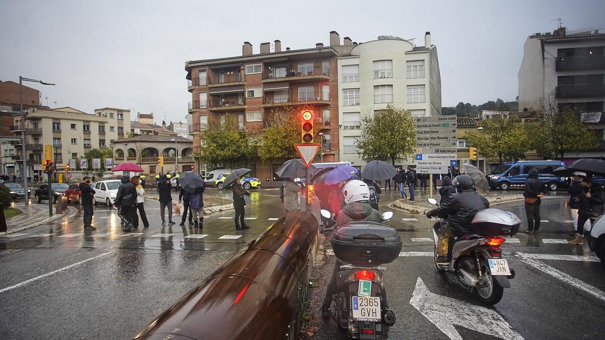 Tallat l'accés al carrer del Carme per protestar contra uns desnonaments