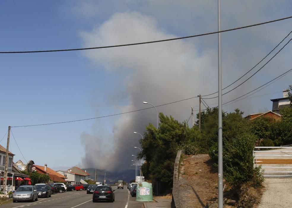 El incendio originado en Soutomaior se propagó hasta Redondela y obligó a desalojar varias viviendas