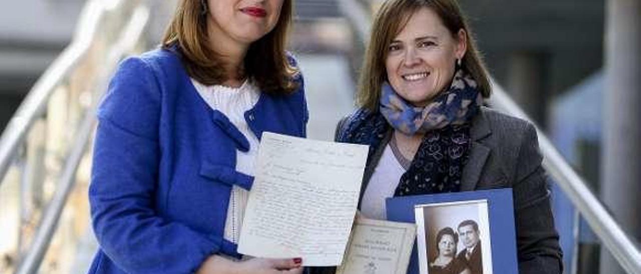 Por la izquierda, Erika Álvarez y Sonia Huerta, de Fumañeda, con fotografías y cartas que forman parte de la exposición.