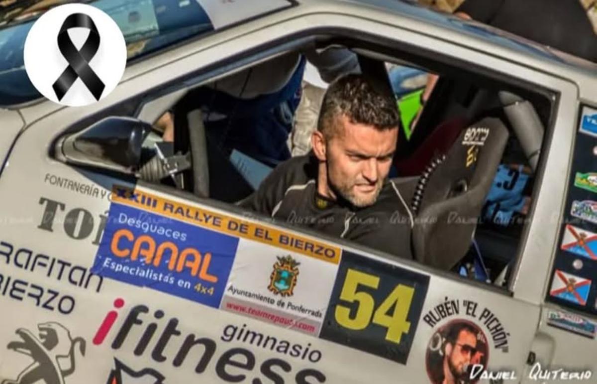 Carlos Fernández Vecín, en una foto durante una carrera, con un crespón negro colocado por su escudería.