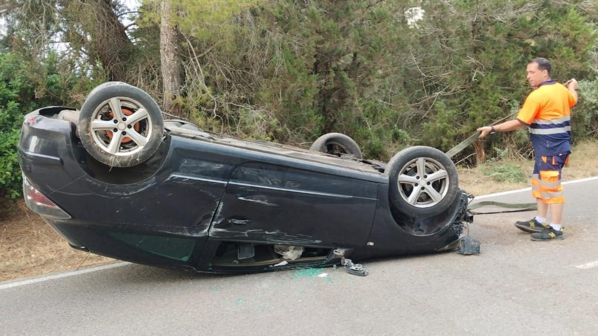 El coche volcado en la carretera de Benirràs.