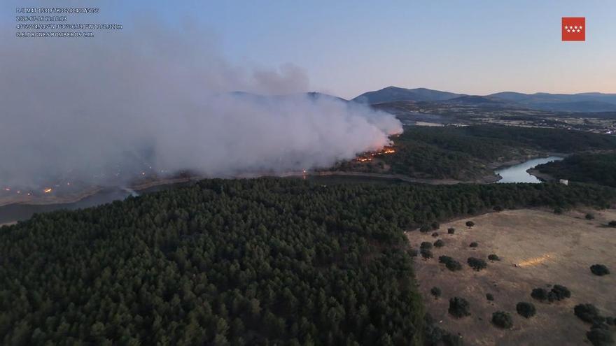 El avance de las llamas del incendio de Lozoyuela, a vista de dron