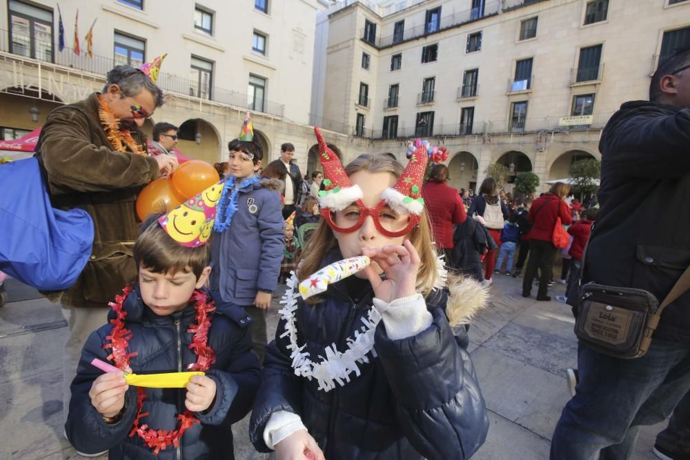 Más de 3.000 personas entre niños y mayores adelantan la entrada al 2019 en la plaza del Ayuntamiento